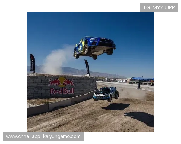 赛车越野赛跳台飞跃车身倾斜45度,司机淡定回正 赛车越野赛跳台飞跃车身倾斜45度,司机淡定回正